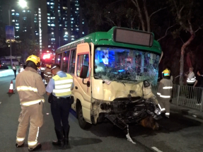 青衣青康路小巴與貨車相撞　10多人受傷