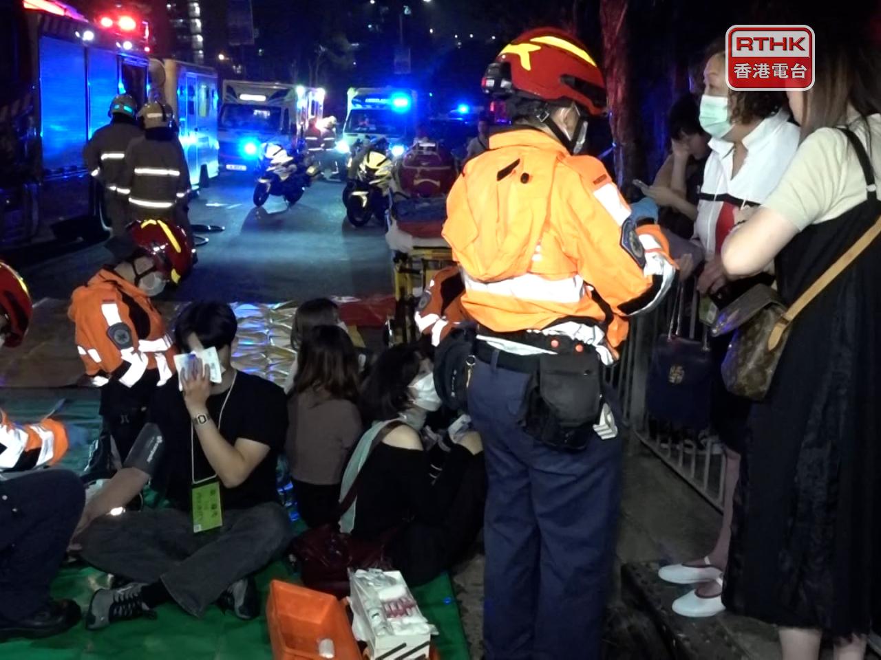 多名傷者意外後在路邊接受救護員治理。（施華駿攝)