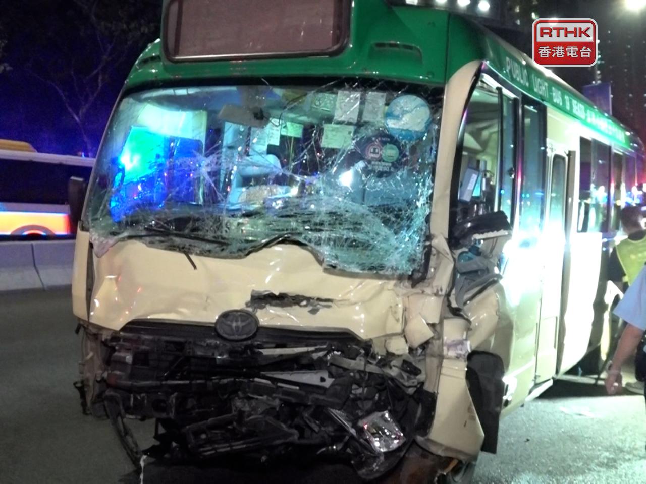 小巴車頭嚴重損毀，擋風玻璃碎裂。（施華駿攝）