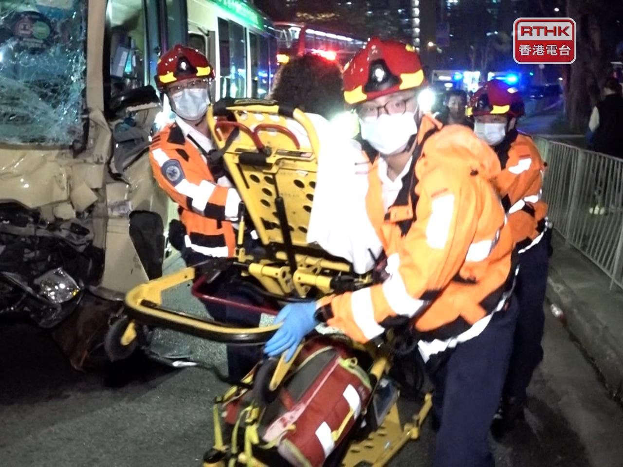 傷者分別送往仁濟醫院及瑪嘉烈醫院治理。（施華駿攝）