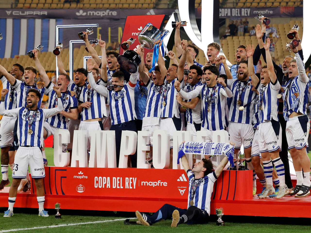 Real Sociedad's Mikel Oyarzabal and teammates celebrate with the trophy after winning the Copa del Rey. Photo: Reuters