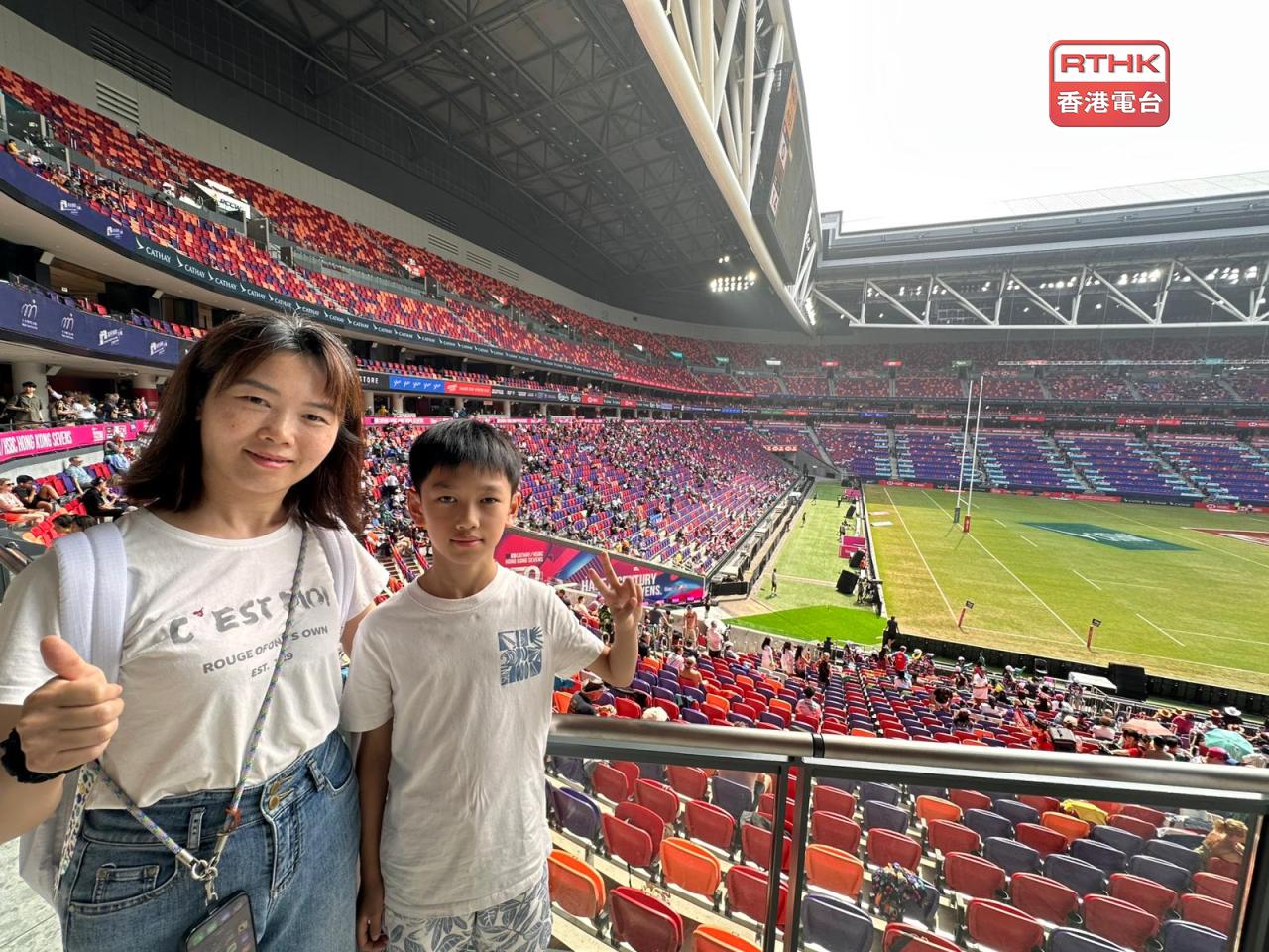 有市民說，陪同兒子連續第二日入場，觀看欖球比賽令人興奮。（仇志榮攝）