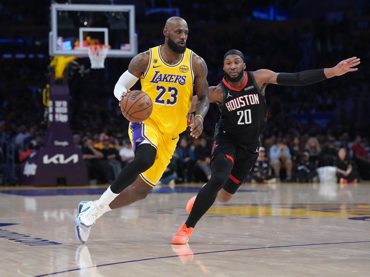LeBron James (left) had 19 points and 13 assists in the Lakers' win over the Rockets. Photo: Reuters
