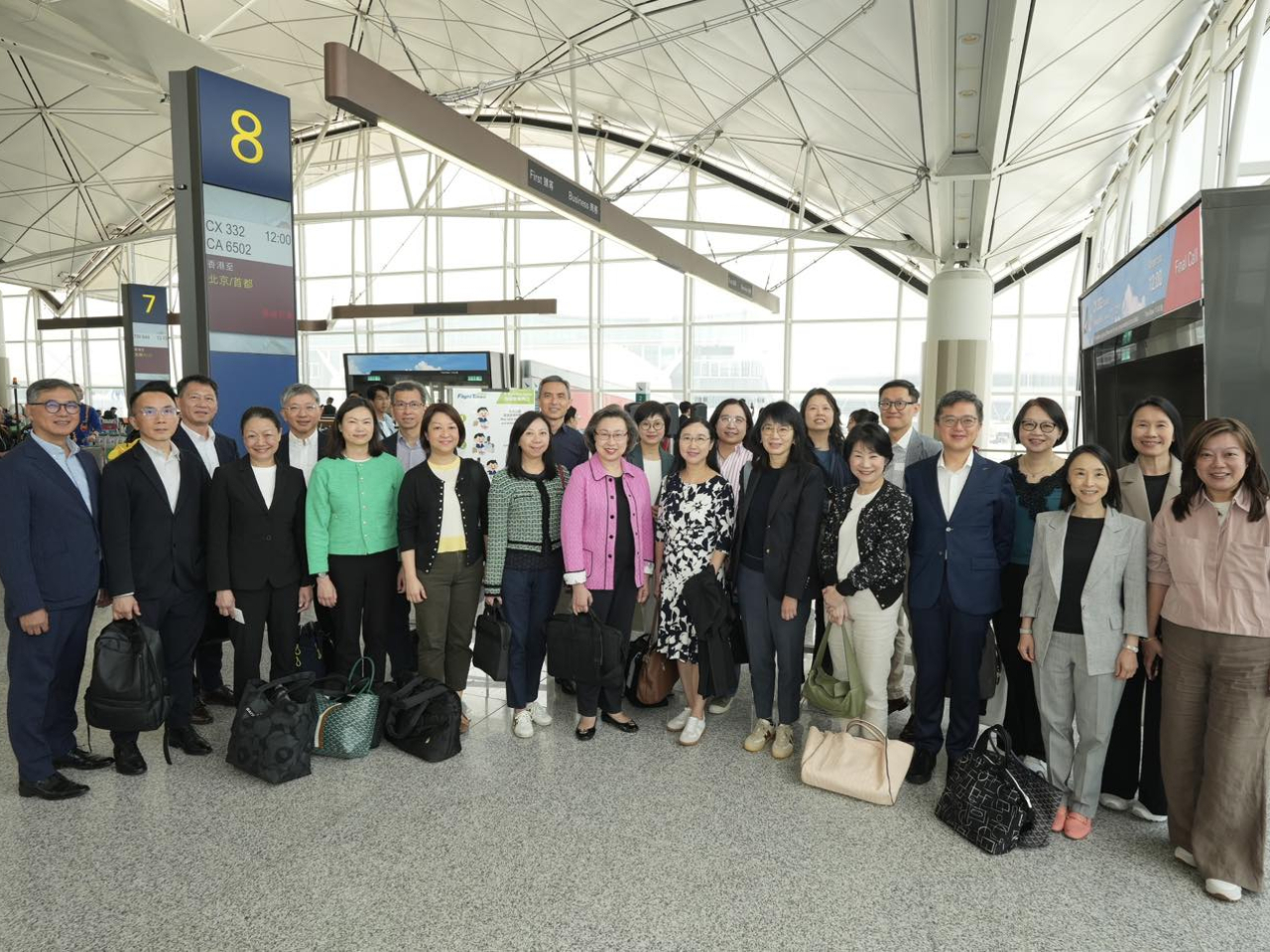 楊何蓓茵率領的國家事務研修及訪問團啟程前往北京，有超過20名常任秘書長及部門首長參與。（楊何蓓茵社交網頁圖片）