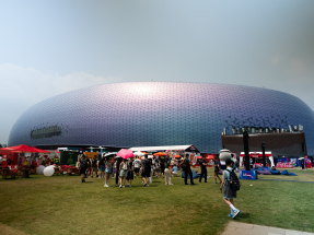 Costumes, cheers fill Kai Tak on HK Sevens final day