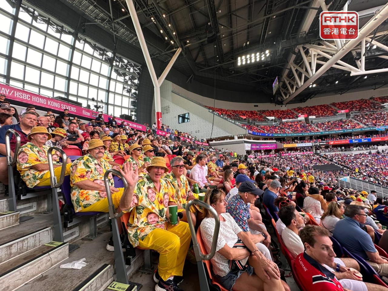 香港國際七人欖球賽最後一日賽事，中午過後，入場觀眾明顯增加。（仇志榮攝）