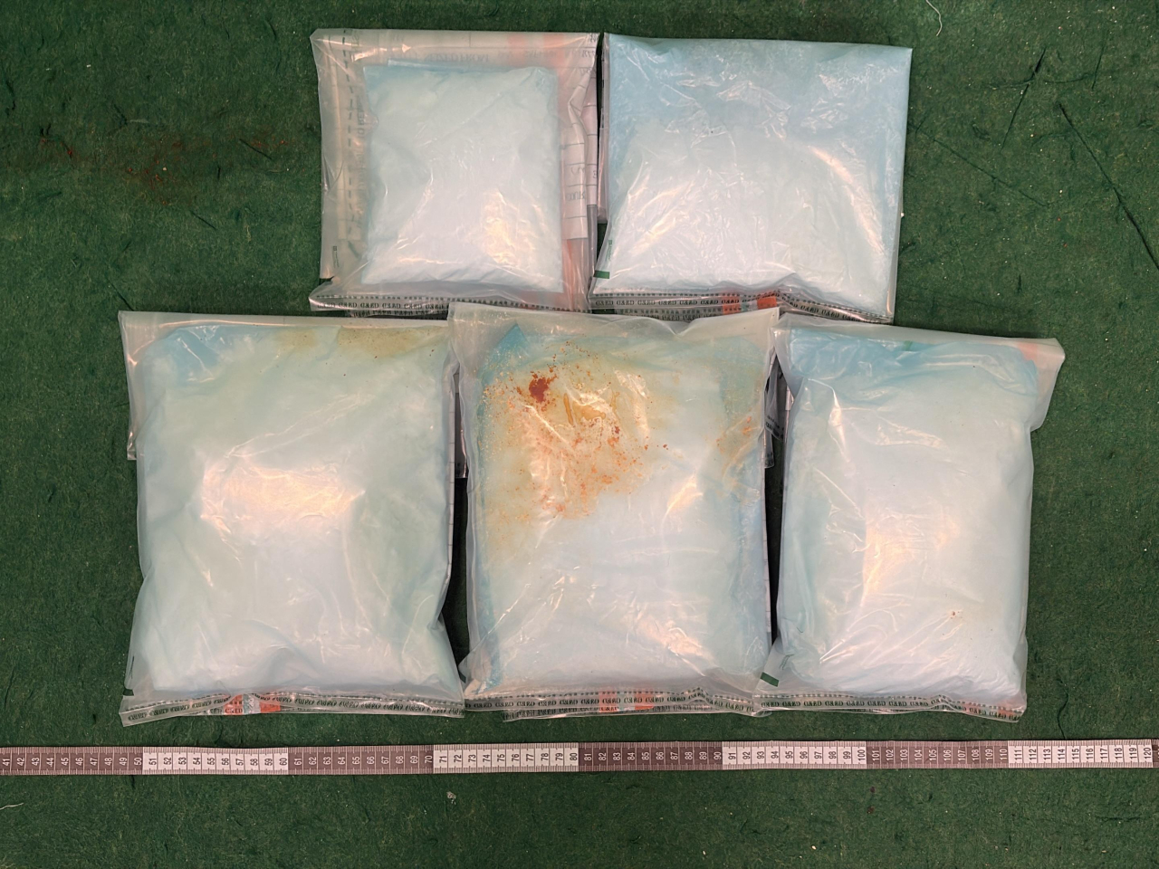 海關檢獲約3.9公斤懷疑可卡因，估計市值約290萬元。（政府新聞處）