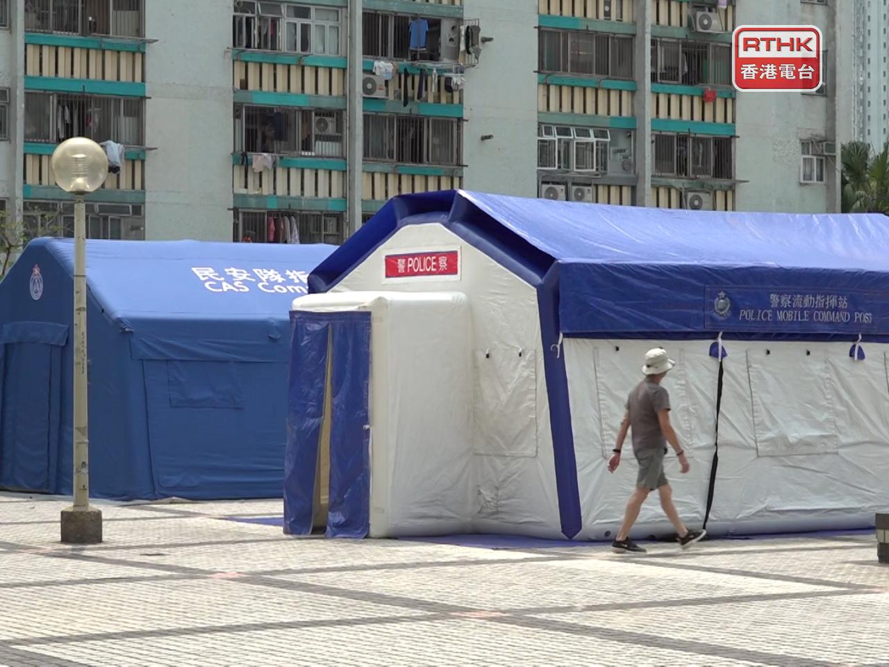 廣福社區會堂外、廣福邨平台及廣祐樓對出空地，分別設有多個帳篷和橙帶，讓居民前往會堂的登記中心。（陳菀禧攝）