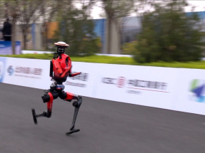 北京亦庄举行人形机器人半马