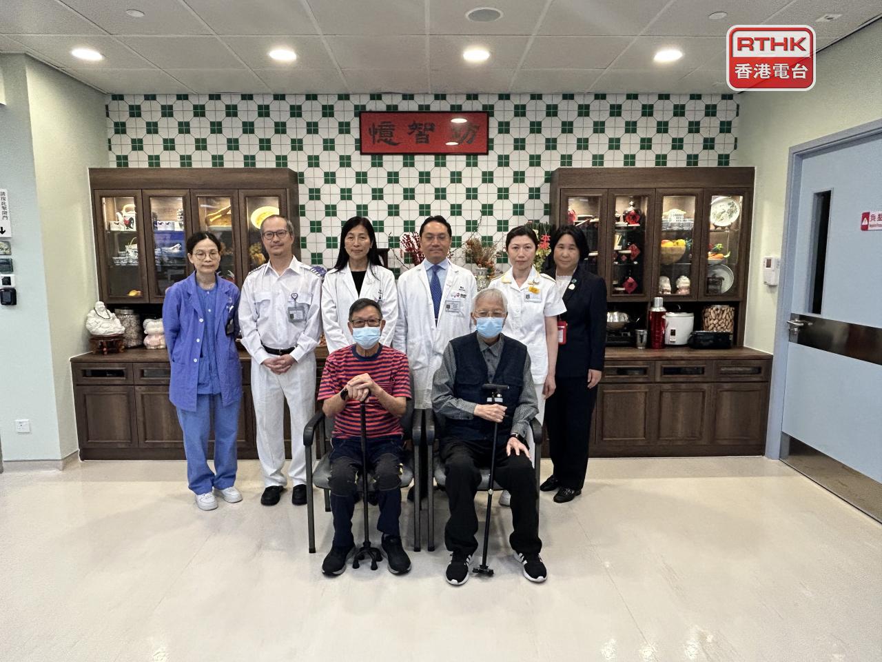 東區醫院轄下的老人科日間醫院，今年初完成升級改造工程，團隊與使用服務的長者合照。(鄧穎琳攝)