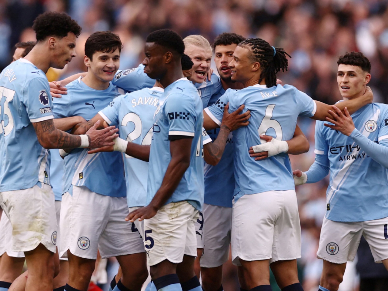 曼城球員慶祝取得入球。（路透社）
