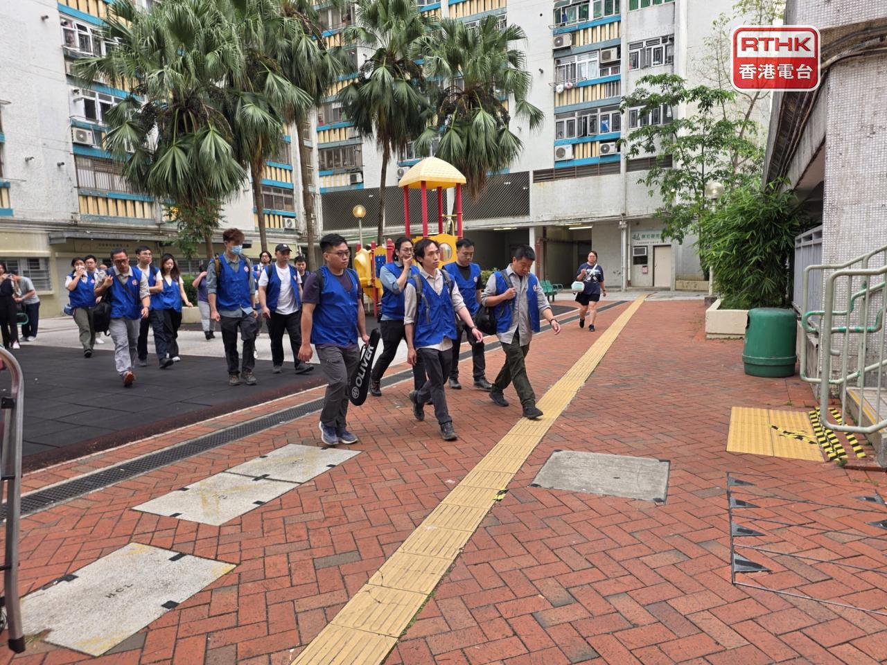 工作人員早上抵達宏福苑，準備協助居民上樓執拾。（陳曉慶攝）