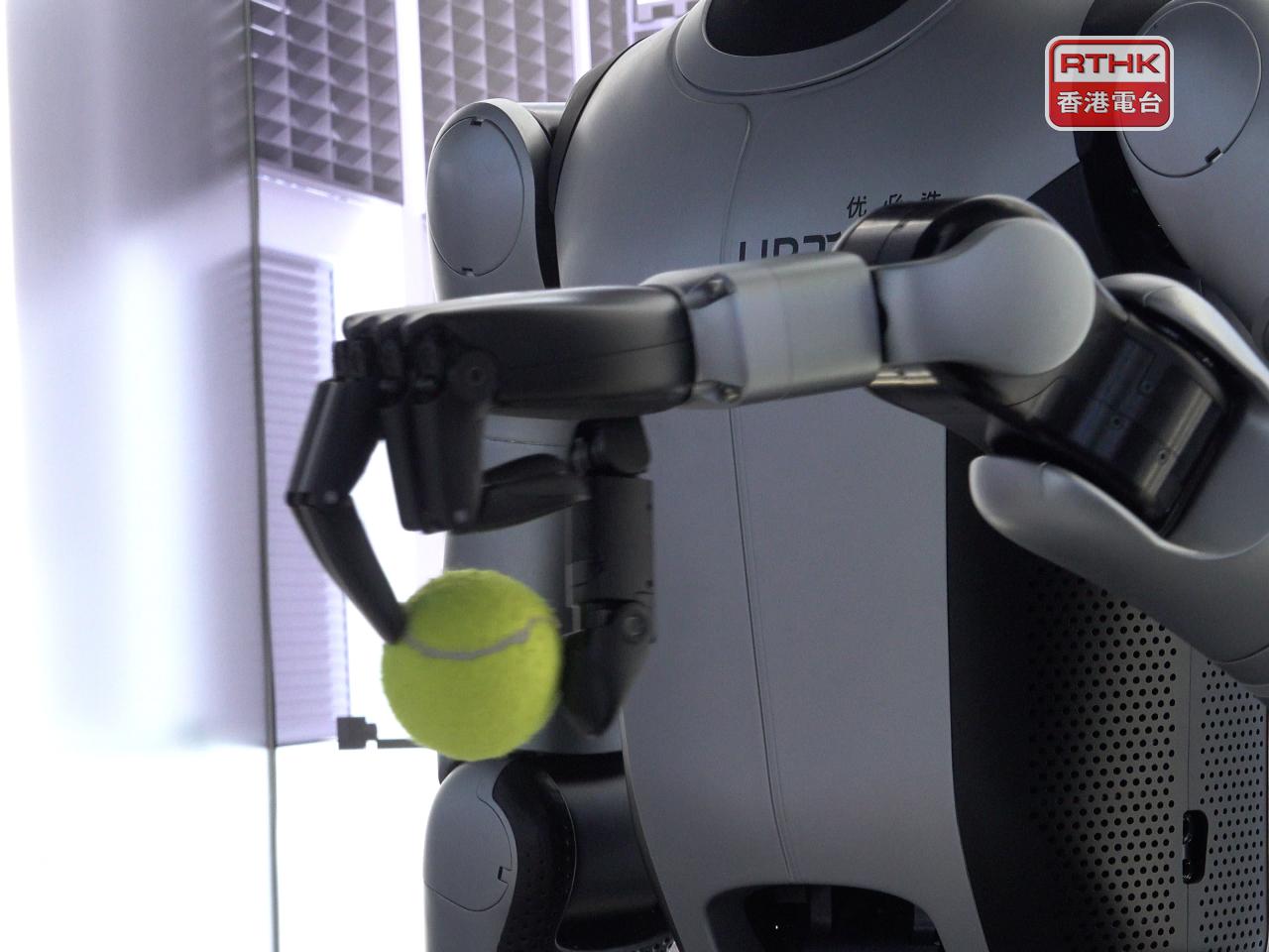 人型機械人可按指示辨識產品，亦可協助搬運。(麥偉康攝)