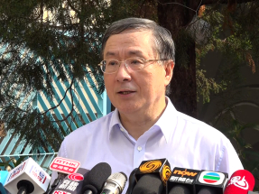 卓永興與官員視察宏福苑居民上樓安排　稱準備就緒做好支援