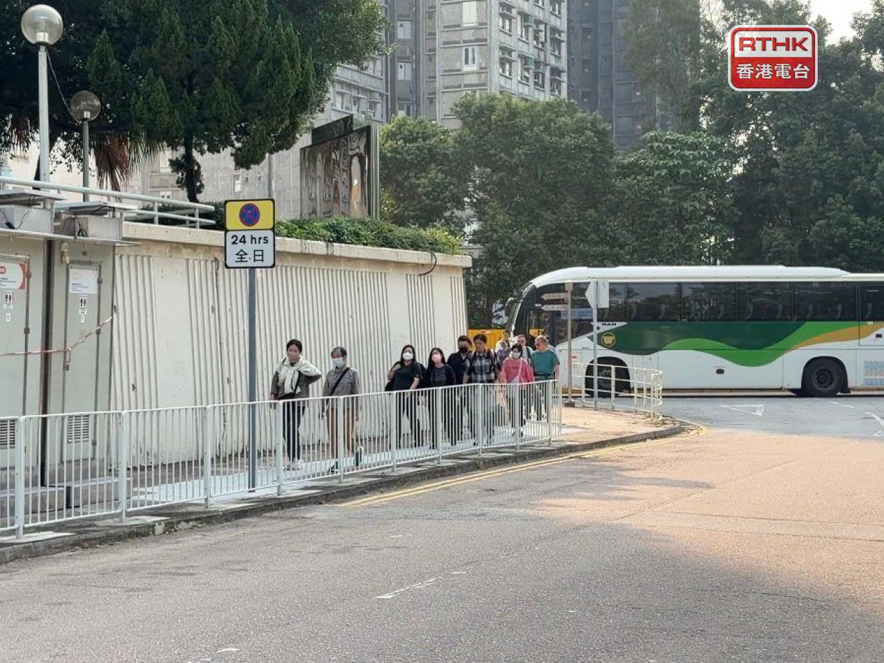 當局為居民安排免費穿梭巴士，來往宏福苑和大埔墟站，首批居民大約在早上8時40抵達。（鄧鈞尤攝）