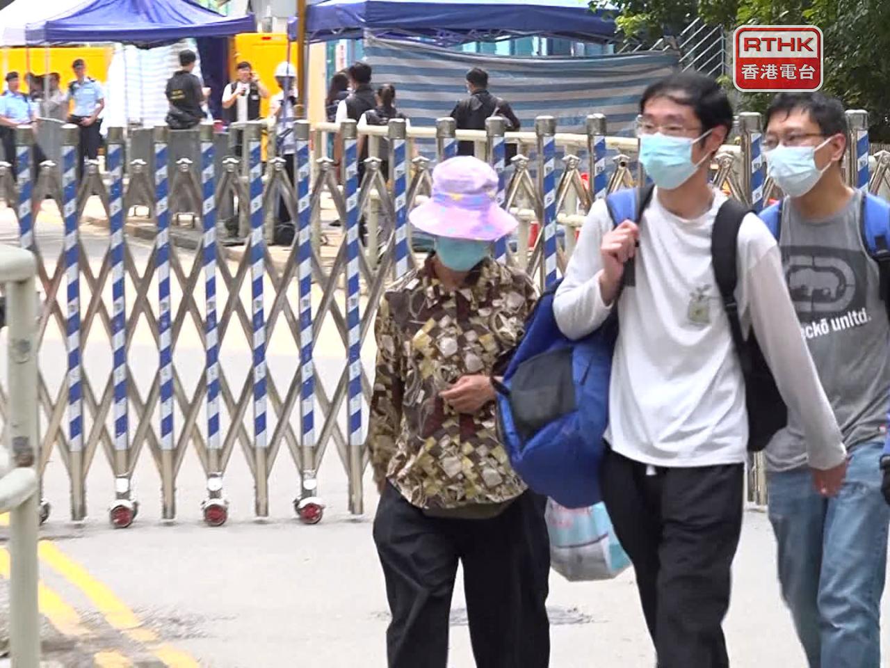 有居民在單位逗留約1個多小時後、上午11時前手持物品離開。（郭志強攝）