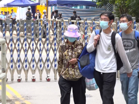 有居民逗留單位1個多小時後離開　有居民把物品運送到屋苑停車場