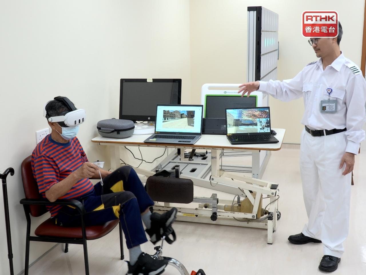 東區醫院資深職業治療師戴世豪（右）表示，新增的「沉浸式虛擬實境訓練系統」，可讓長者戴著VR眼鏡踏健身單車，重返數十年前的尖沙咀。（孔令輝攝）
