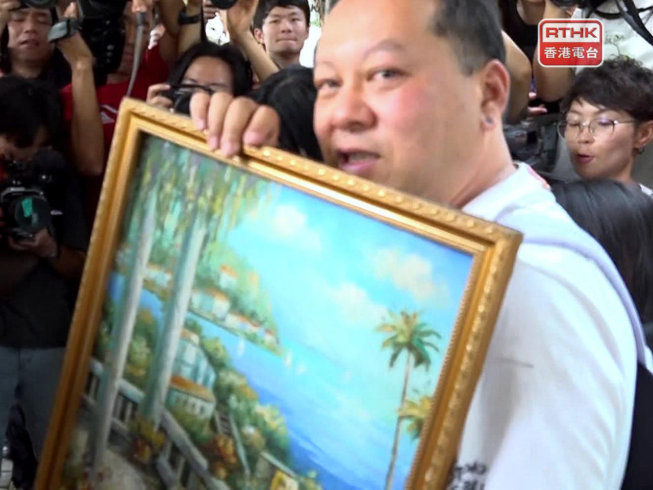 有居民在單位執拾大約兩個小時，取回電腦、掛牆畫和證書等物品後離開。（郭志強攝）