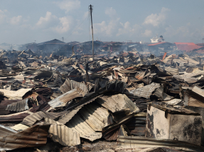 9,000 homeless as fire razes Malaysian stilt village