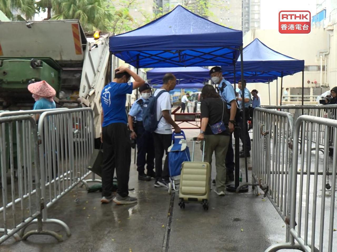 有居民手持手推車及行李箱等，準備上樓。（鍾家銘攝）