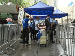 宏新閣居民下午上樓時段2時半開始　有居民帶同手推車及行李箱