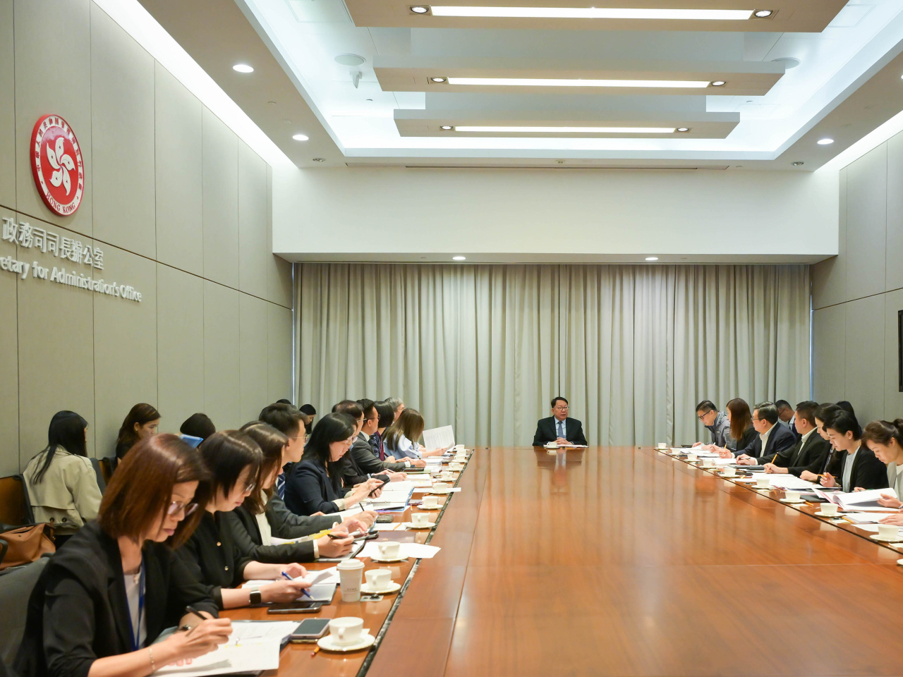 陳國基（中）主持節慶安排跨部門工作小組會議，全面統籌並督導各政府部門就內地勞動節黃金周期間接待訪港旅客的預備工作。（政府新聞處）