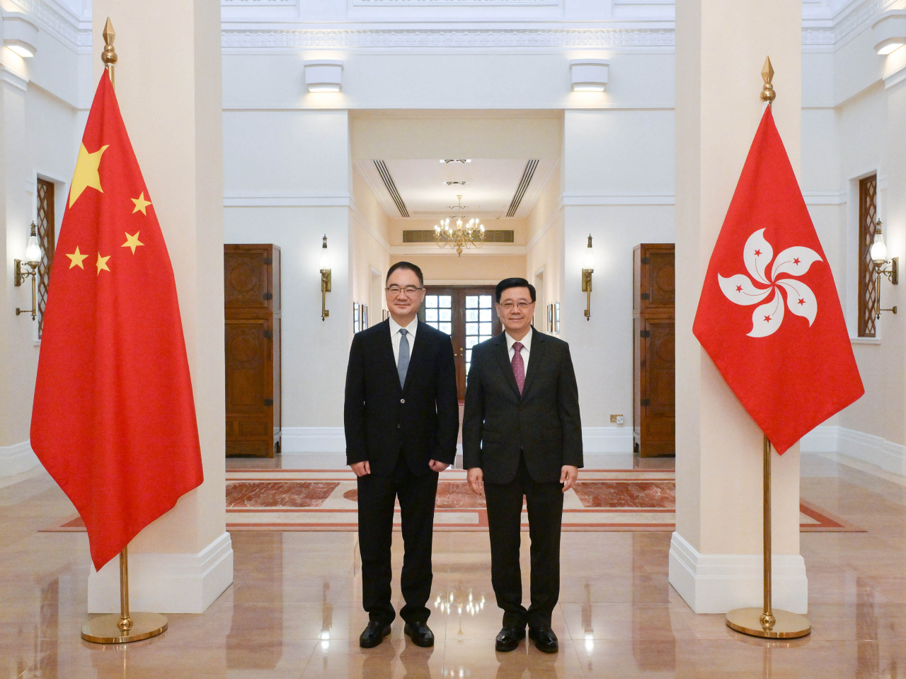 李家超（右）在禮賓府與安徽省省長王清憲（左）會面。（政府新聞處）