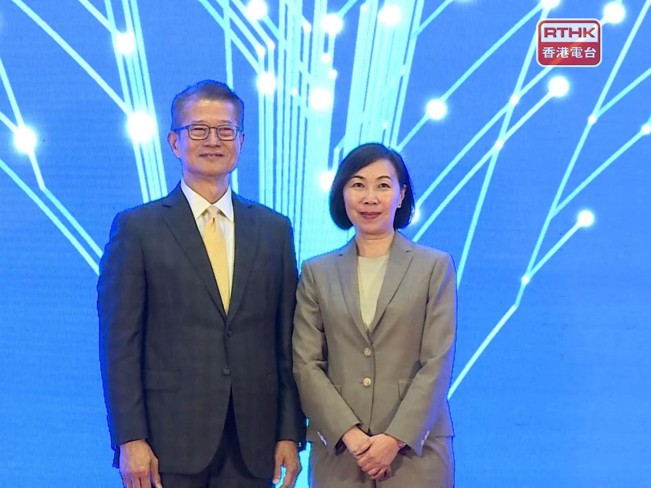 馮碧霞（右）表示，特區政府將生命科技變成重點企業，因此有很多營商環境優勢。（張連登攝）