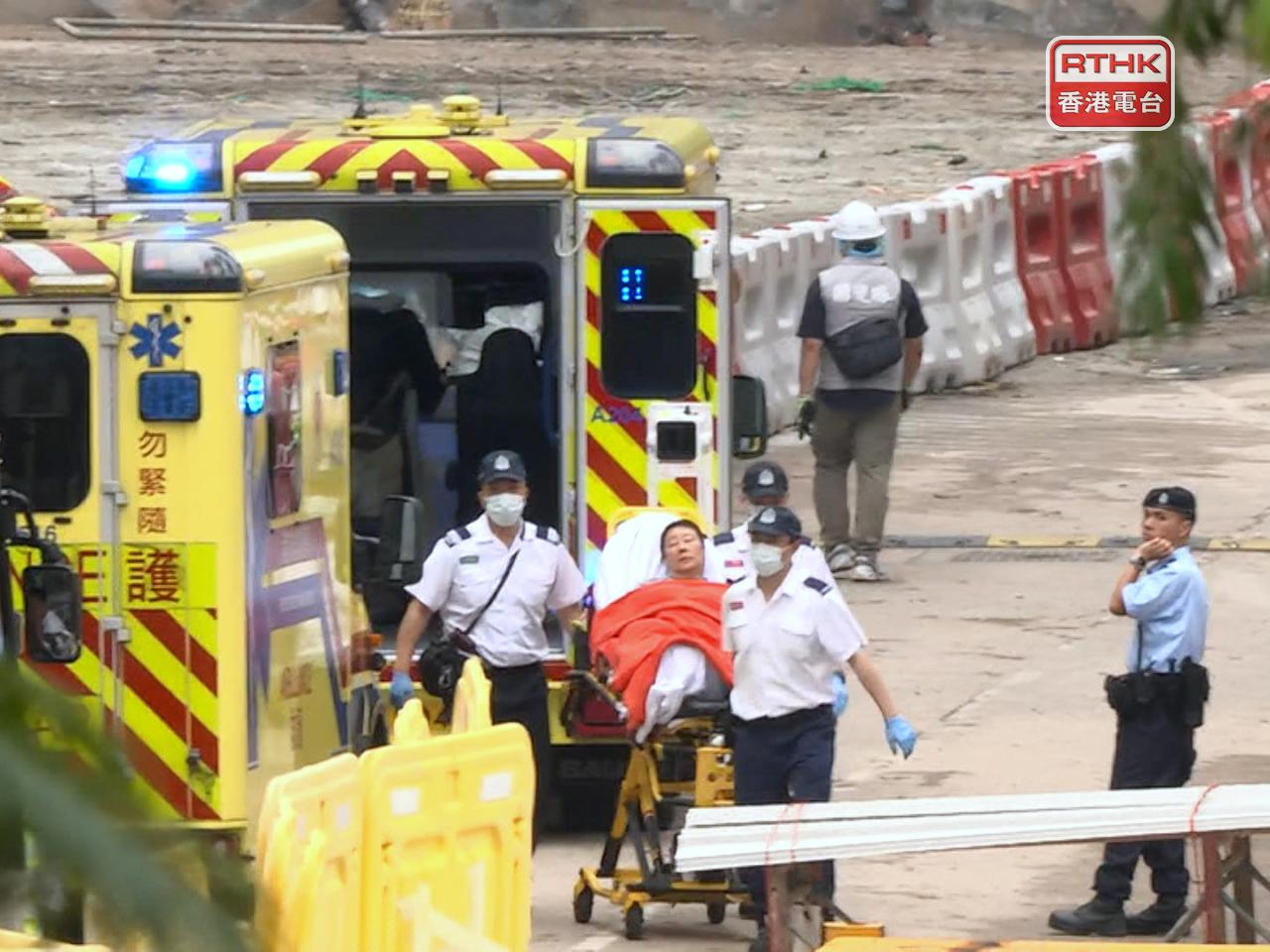 下午有人落樓後，要由擔架床送上救護車。 （孔令輝攝）