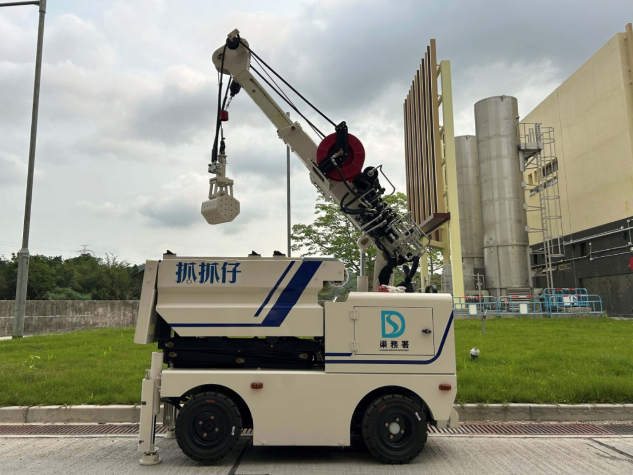 The mobile grab bot makes desilting of hard-to-reach pipes more flexible and safe. Photo courtesy of the Drainage Services Department