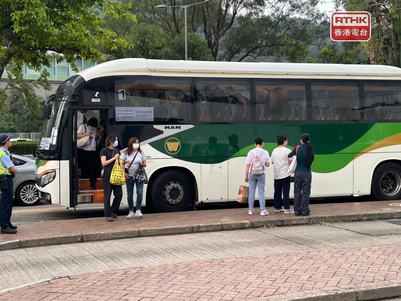 陸續有居民乘坐當局安排的旅遊巴，到大埔墟港鐵站離開。(林漢山攝)