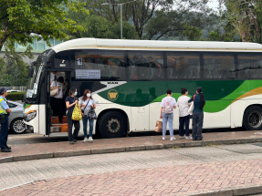 有宏福苑宏新閣居民上樓後拖行李箱離開　有人拿輕便手提袋
