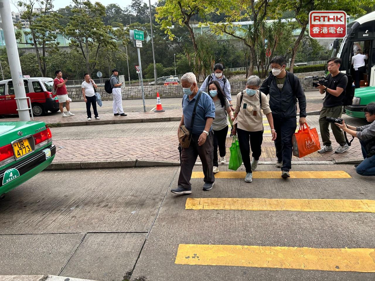 有年長居民返回寓所後拿著環保袋離開。(林漢山攝)