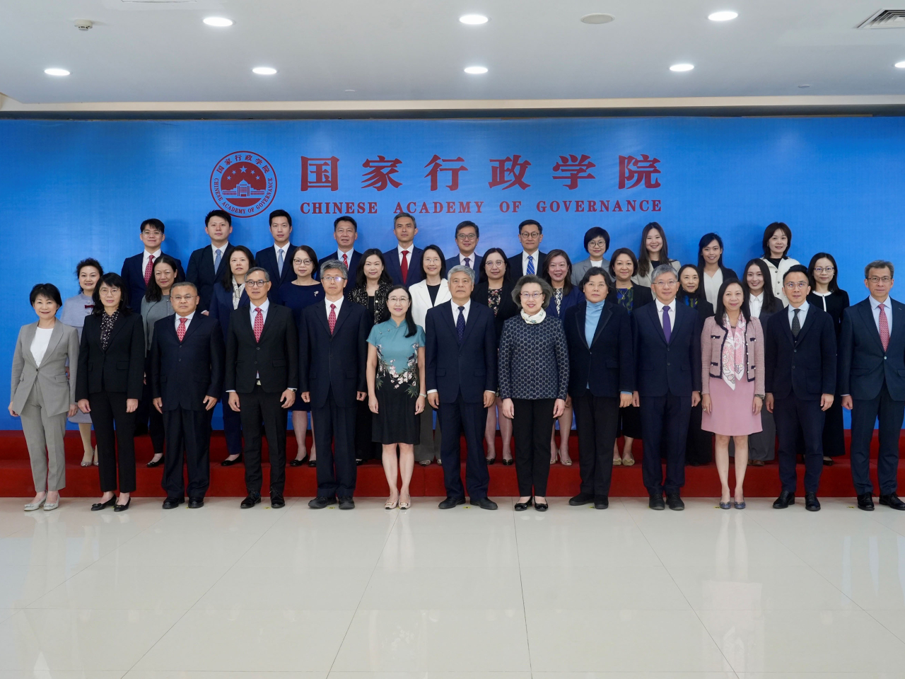 國家行政學院分管日常工作的副院長謝春濤（前排中）與公務員事務局局長楊何蓓茵（前排右六）率領的硏修班學員合照。（政府新聞處）