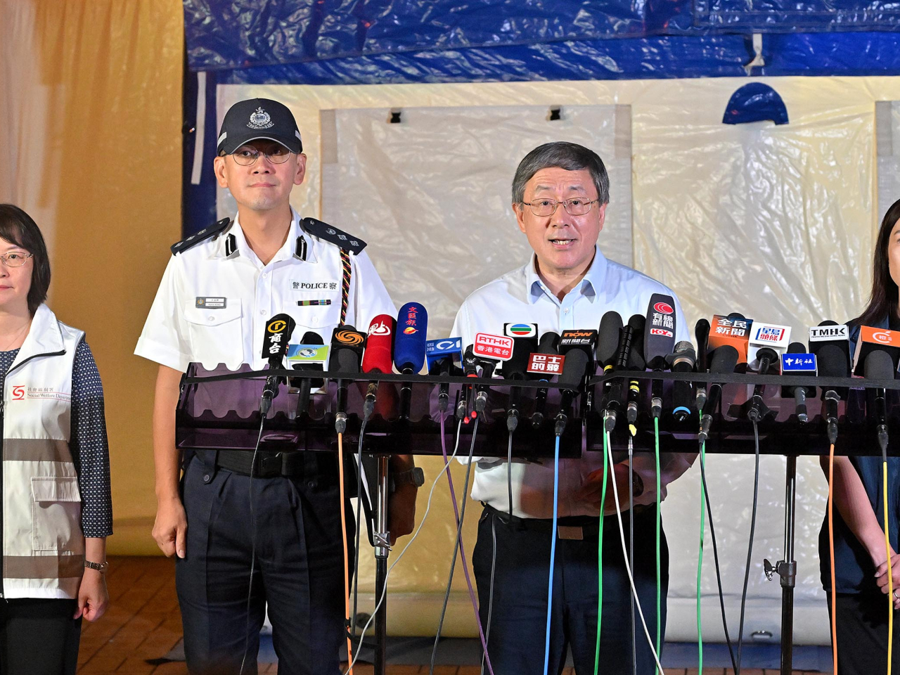 卓永興（右二）說，住戶平均在單位逗留1小時44分鐘。（政府新聞處）