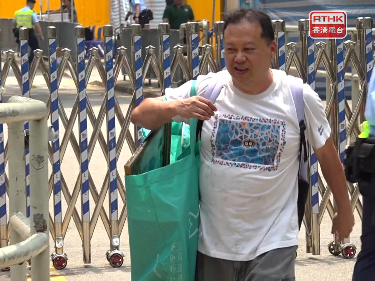 上樓的居民先要按指定時段登記，領取防護裝備等，再由警員或民安隊成員帶領上樓。（郭志強攝）