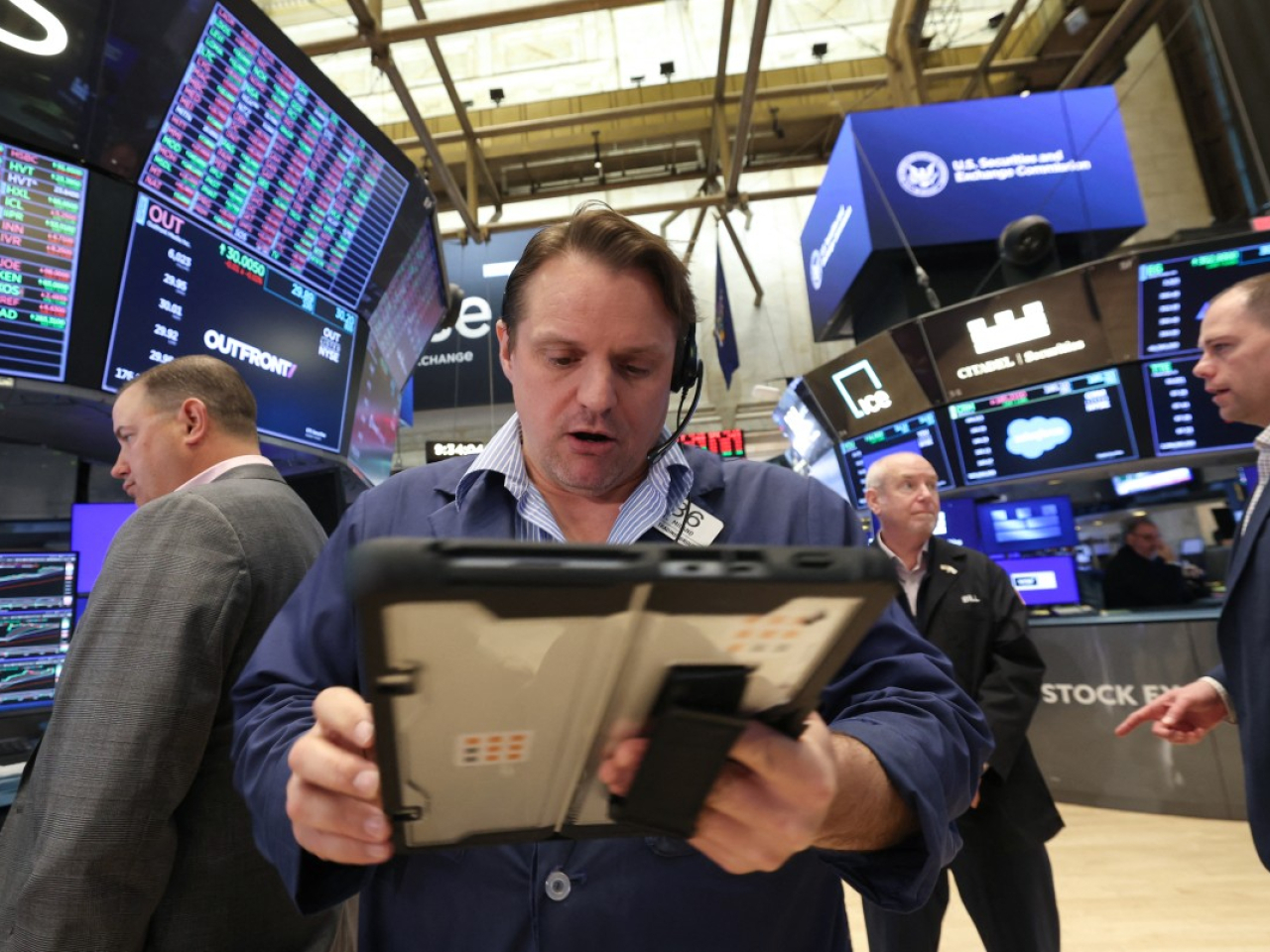 道瓊斯指數收市報49442點，跌4點；納斯達克指數結束連續13日升勢。（法新社）