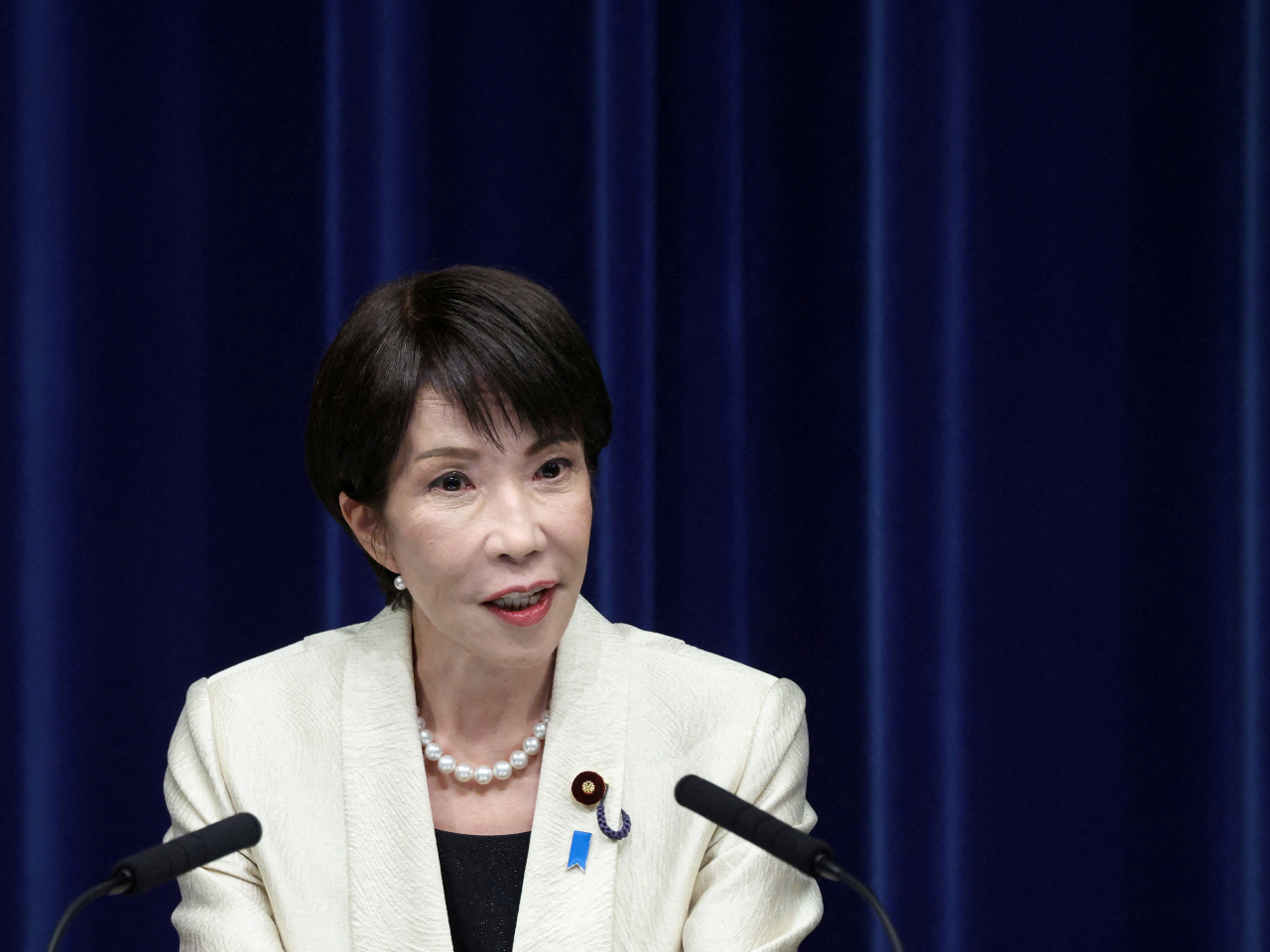 高市早苗向靖國神社供奉祭品。（路透社資料圖片）