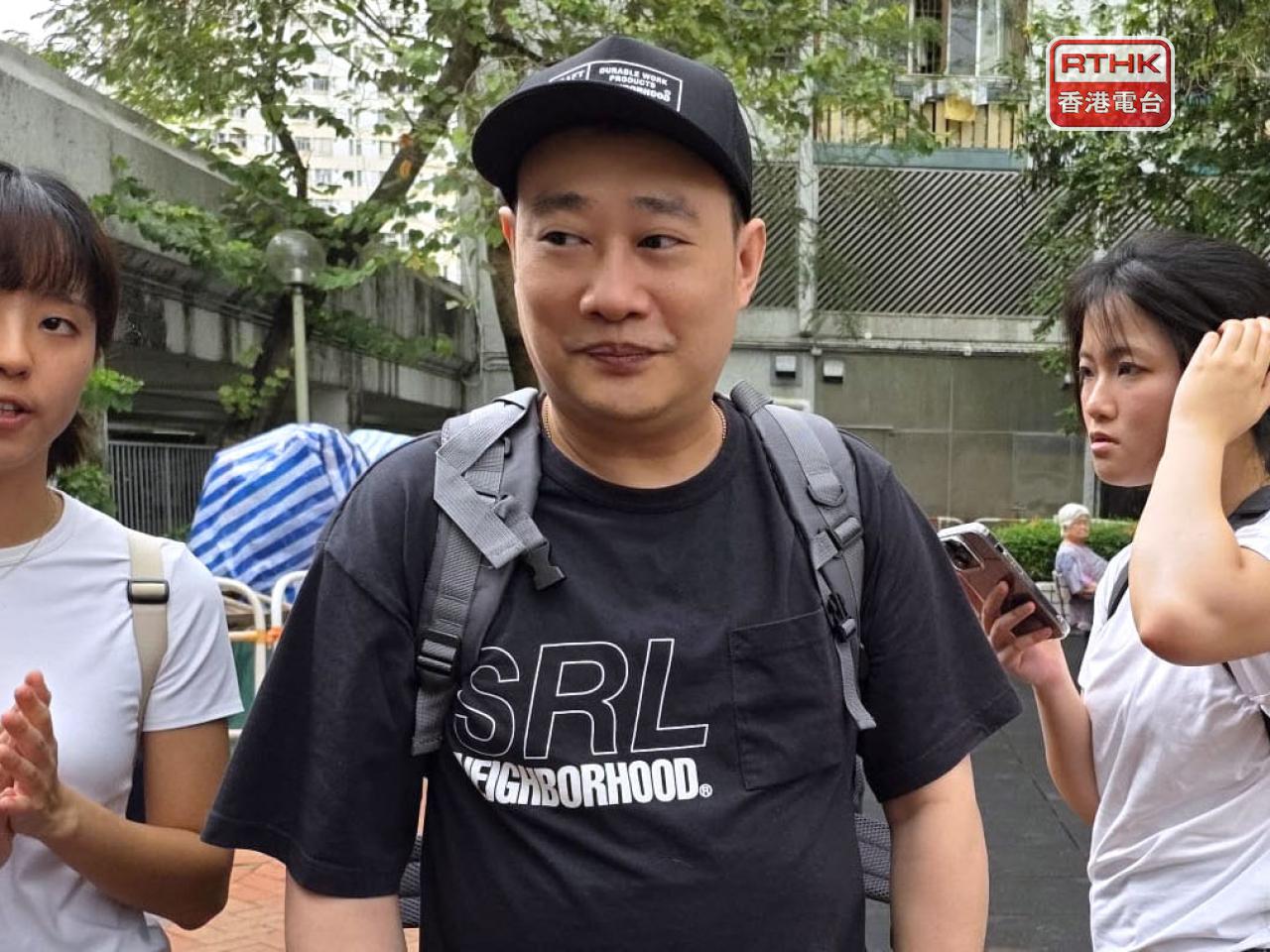 居民阿強表示，希望返回單位取回太太的嫁妝金器。（陳曉慶攝）