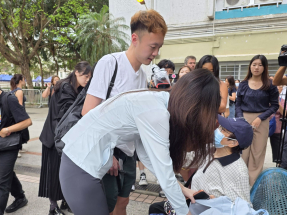 宏新閣居民第二日上樓　有居民冀取回有紀念價值物品並與家園告別