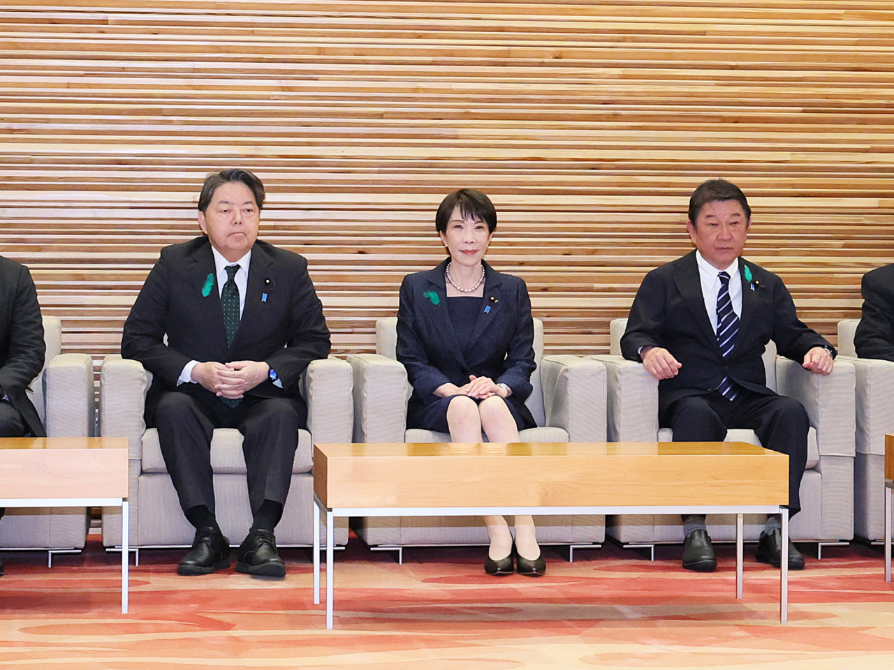 日本首相高市早苗（中）在東京首相官邸出席內閣會議。（法新社）