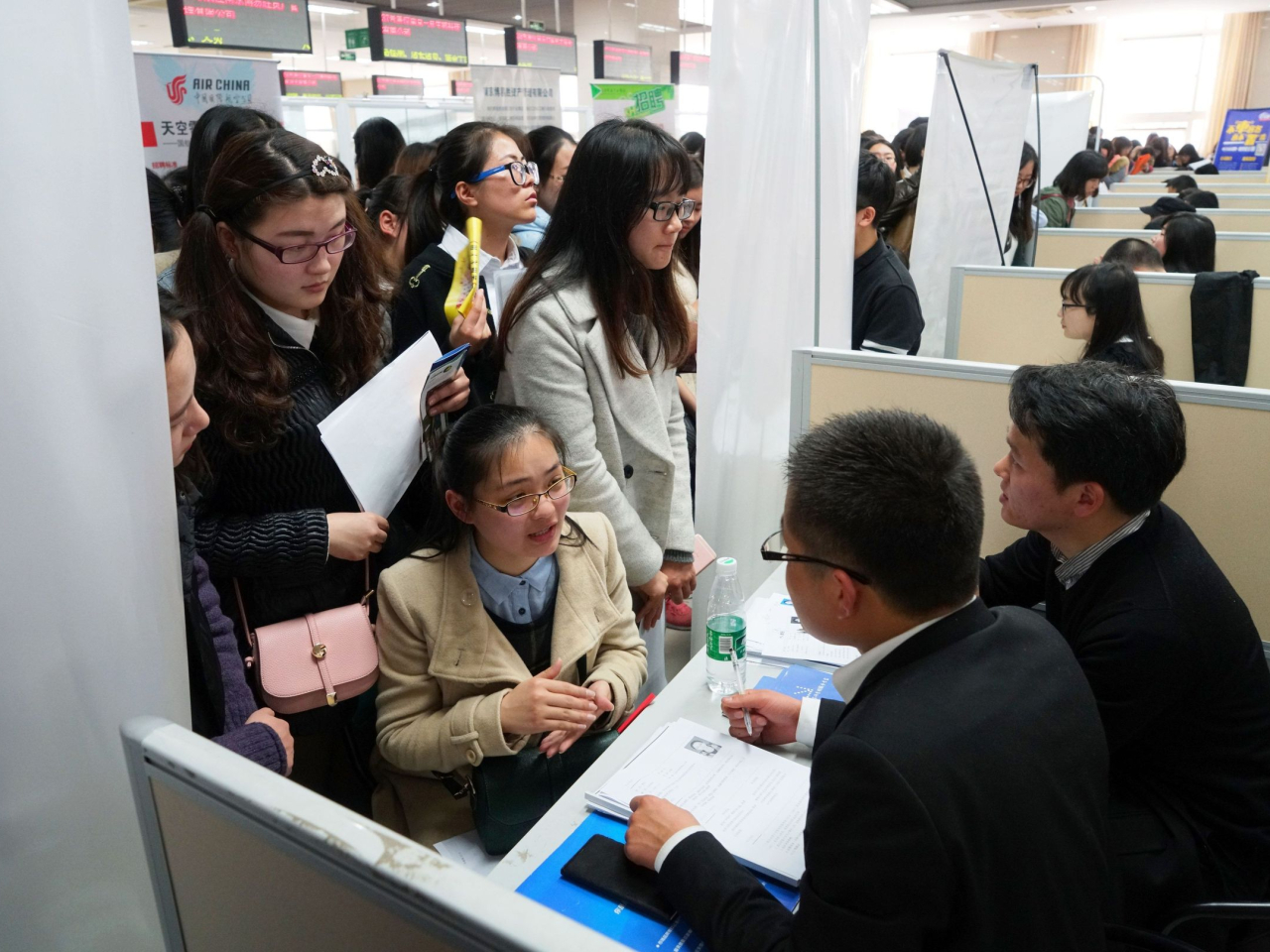 內地3月全國城鎮不包括在校生16至24歲勞動力失業率16.9%，創4個月新高。（新華社資料圖片）