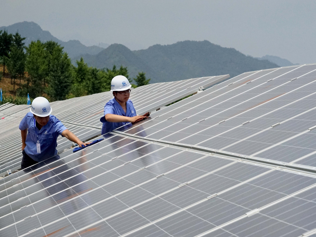 分析稱高油價促使全球加速向新能源轉型，中國「新三樣」產品外需將增加。（新華社資料圖片）