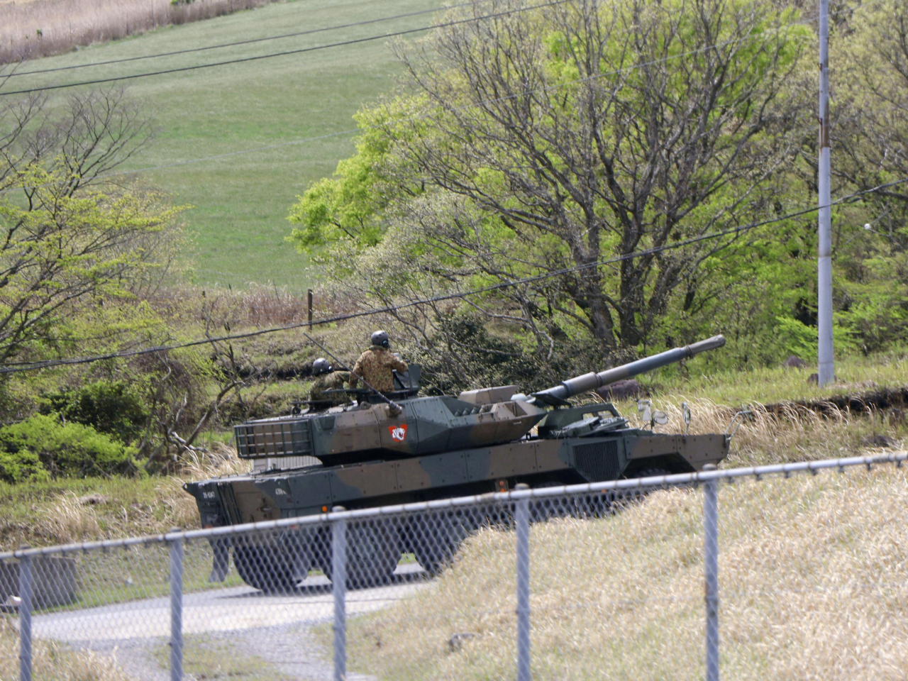 一輛軍車駛入日本陸上自衛隊位於大分縣的演習場。（路透社）