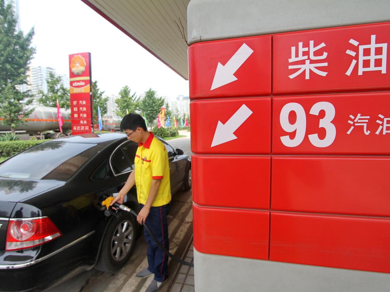 內地今晚午夜起，下調汽油及柴油（標準品）價格。（新華社資料圖片）