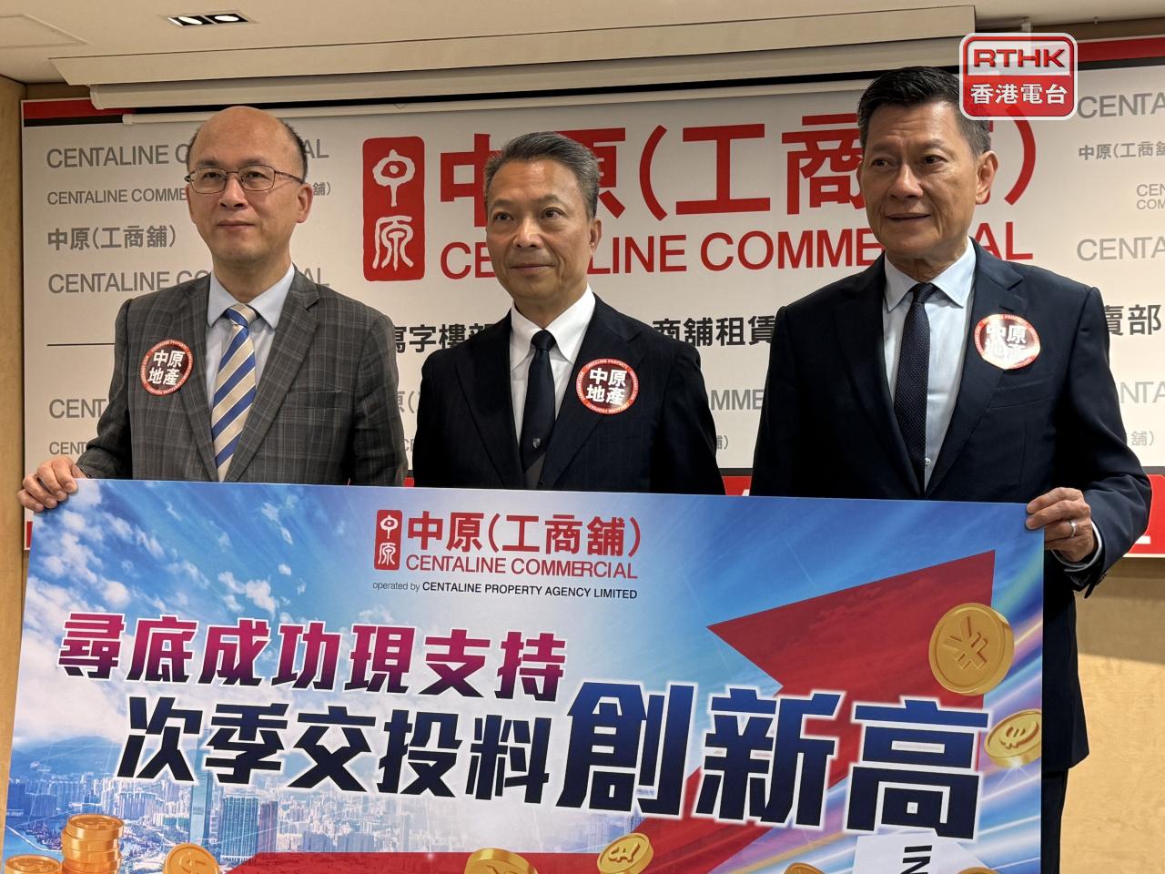 潘志明（中）相信市場已逐步消化並適應市民北上消費，今季商舖買賣量價料升逾一成。（任浩鋒攝）