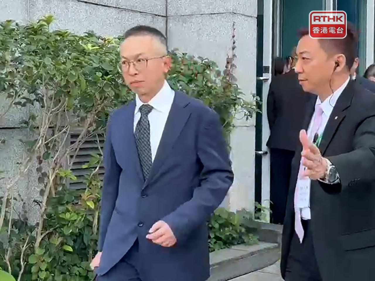 袁子諾（左）表示，未來屋宇署將會有棚網檢驗認可實驗室的名單，勞工處會按照名單核實收到的阻燃證書。（盧紫菁攝）