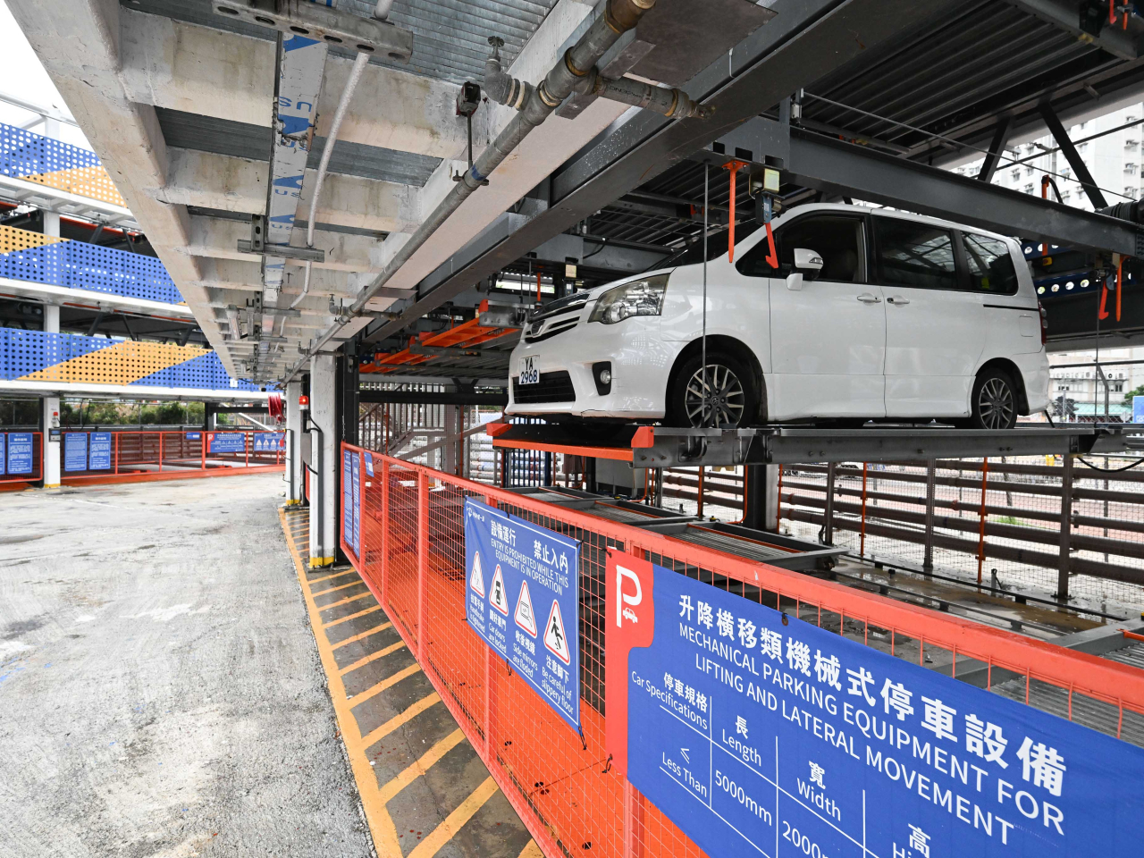 拼圖型系統通過載車板垂直升降和左右橫移，移動車輛至地面存取。（政府新聞處）