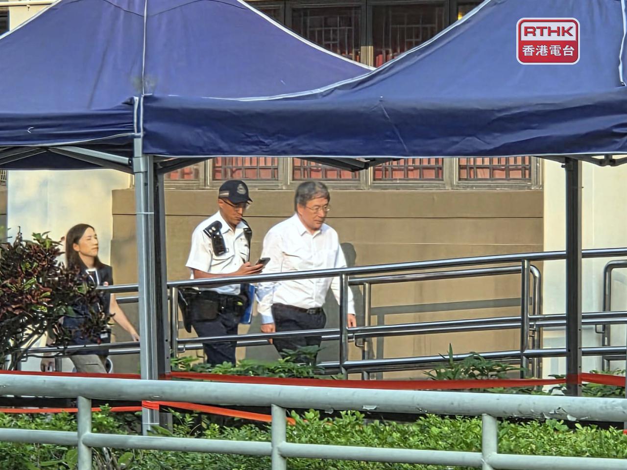 卓永興下午到場，進入廣福社區會堂登記中心視察。（陳曉慶攝）